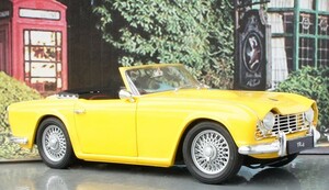 Jadi 1/18 1961 トライアンフ TR4 イエロー 右ハンドル RHD ロードスター Triumph 現状品 送料無料