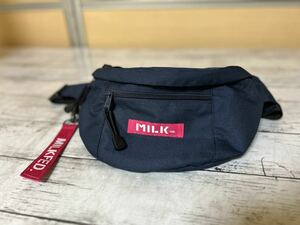 23A08-115N:[MILK FED] belt bag navy / pink 