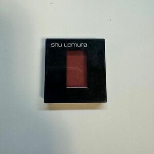 shu uemura アイシャドウ　赤