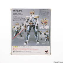 【中古】[FIG]S.H.Figuarts(フィギュアーツ) 仮面ライダーイクサ 仮面ライダーキバ 完成品 フィギュア バンダイ(61139026)_画像2