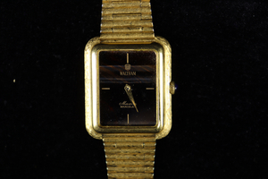 WALTHAM 20MC ウォルサム 腕時計 MAXIM マキシム 黒文字盤 ゴールドカラー スクエア ブランド腕時計 コレクション 003IPEIB13