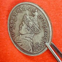 ブータン　硬貨　古銭　 ジグメ・ドルジ 　国王　王冠　アンティーク　記念硬貨　古銭　セグメント　シンボル　コイン 重さ25.93g_画像3