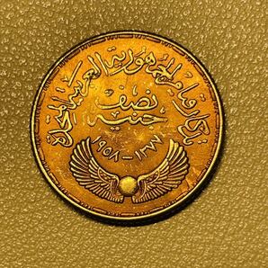 エジプト 硬貨 古銭 アラブ連合共和国設立記念 1958年 古代エジプト象徴 アメン・ラー神 ファラオラムセス2世 戦車 記念幣 コイン 重3.58gの画像2
