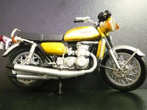 1/24　スズキ GT750 イエローオーカー　スズキ　GT　750　並列3気筒水冷　バッファロー　水牛　1971