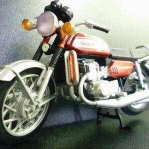 1/24 スズキ GT750 ブライトレッド スズキ GT 750 並列3気筒水冷 バッファロー 水牛 1971の画像5