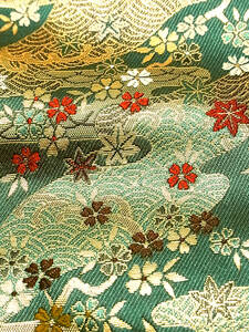 k005-a ◆京都・西陣織・青海波流水に草花・34×49cm ◆ 金襴・はぎれ