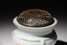 博物館展示品　来歴有　2134　宋時代　官窯三足香炉　火屋付　幅約9cm　(検)青磁 香道具 香爐 唐物 中国美術 古玩_画像5