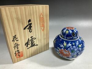 【2A25】香炉 茶道具 香爐　花柄　花舟作　色絵透かし蓋　牡丹　三足 香道具 共箱