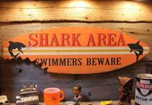1円 新品 サメに注意 サーフボードモチーフの木製看板_画像3