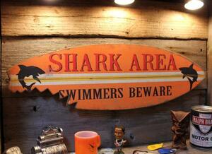 1円 新品 サメに注意 サーフボードモチーフの木製看板