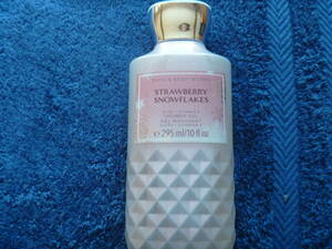 BATH & BODY WORKS STRAWBERRY SNOWFLAKES SHOWER GEL 新品　975