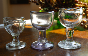 1900年代初期 オールド アイウォッシュ 眼の洗浄 クリア 紫 ガラス 3個 ジュエリー ピアス ホルダー 苔 カップ 什器 眼科 アンティーク