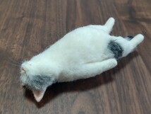 ＊obu＊ハンドメイド＊ 羊毛フェルト　猫 和猫 ごろ寝 サバトラ白猫 ねこ へそ天 爆睡 手のひらサイズ_画像4