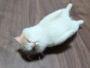 ＊obu＊ハンドメイド＊ 羊毛フェルト　猫 和猫 爆睡 三毛猫 ねこ　無防備 へそ天 手のひらサイズ