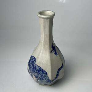 染付トラ・小鳥図面取徳利　/　時代物　染付　花器　花瓶　飾壺　検索：　朝鮮美術　韓国　李朝　.1192