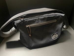 [マムート] ショルダーバッグ Shoulder Bag Round 4 L 容量:4L メンズ black