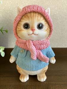 かわいい猫の置物♪ベニーズキャット　あったかシリーズ　セーターを着たネコ