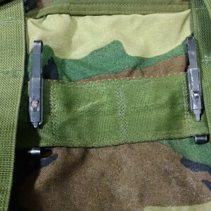 米軍 実物 払い下げ 放出品 MOLLE モールシステム ブットパック（フィールドパック）ウッドランド迷彩 1997年当時物中古の画像3