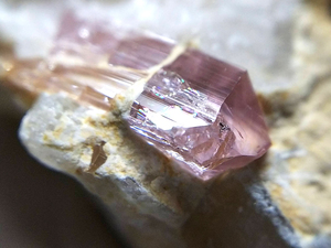 ピンクトパーズ 黄玉 結晶 原石 母岩付き 標本 約104ct パキスタン・カトラン産 Katlang 1