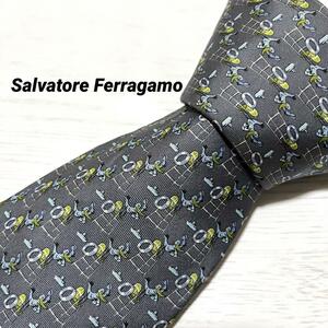 送料無料　美品　サルヴァトーレフェラガモ　Salvatore Ferragamo ネクタイ シルク100％ グレー　小紋柄　絹　ビジネススーツ　総柄