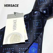 新品タグ付き　ヴェルサーチ　VERSACE ネクタイ シルク100％ メデューサ 黒 紺色　ネイビー　高級　絹　総柄　ビジネススーツ_画像1