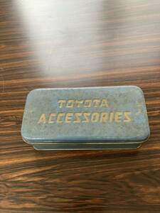 (T) トヨタ レトロ缶ケース ◎TOYOTA ACCESSORIES ◎ 昭和レトロ　アンティーク　ビンテージ缶　裁縫箱　小物入れ　道具箱 ブリキ缶 