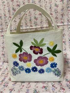 ☆ハンドメイド　☆トートバッグ　手刺繍　花　ポケット・スナップボタン付き　プレゼント♪