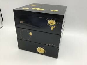 #9542 山中漆？ 漆 重箱 3段 黒 キッチン用品 お弁当箱 瞳 漆器 菊 花柄 運動会 おせち お重 和食 お花見 安達瞳子