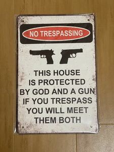 レトロ看板　警告銃サインこの家は神と銃によって保護されています。錆や天候に強い　ブリキ看板　アンティーク 