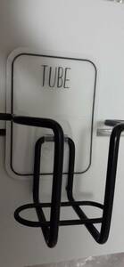 TUBE パラデック オテル マジックシートフック チューブホルダー（サイドのフック部分に歯ブラシや泡立てネットなどを同時に収納できる）