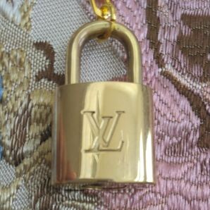 ルイヴィトン319 パドロックカデナ 南京錠 鍵なし ゴールド色 ネックレス