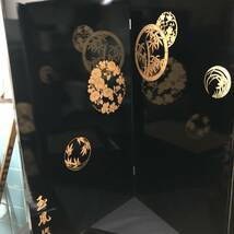 【中古美品】★玉鳳作　飾台＆屏風★飾台二号　花丸模様　黒塗り　畳　/　屏風　花丸　黒塗り　2つ折り×2枚　箱あり_画像6