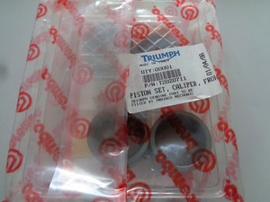 トライアンフ　純正新品　Speed Triple　FキャリパーピストンSET　　T2020711