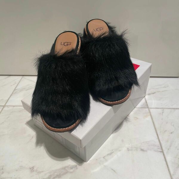 Ugg アグ　ブラック　サンダル　つっかけ　ミュール　黒　ファー　もこもこ スリッポン シューズ スリッパ