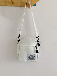 メンズ バッグ ショルダーパック アジャスタブルストラップ付きのキャンバス素材のミニショルダーバッグ ブランドロゴ入り ホワイト色