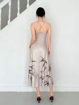 レディース ドレス ヴィンテージシノワズリスタイルのエレガントな伸縮性のあるホルターネックボディコンドレス。プリントされた竹模様と_画像3