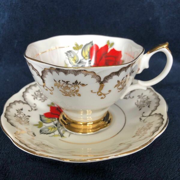 イギリス製　カップ　ソーサー　　　Imperial Fine Bone China England 金彩　薔薇絵描