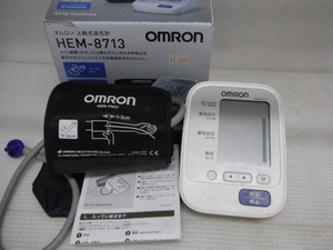 OMRON オムロン 上腕式血圧計 HEM-8713 電池式 ポータブル 血圧計 フィットカフ 動作確認済 定形外郵便全国一律710円 S3-A