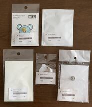 キーホルダー 3種(BTSシルバーロゴプレート、ARMYファンライト、Tiny TAN JIN)と ピンバッジ2種(JINファンライト、BT21 KOYA)　未使用 ②_画像2