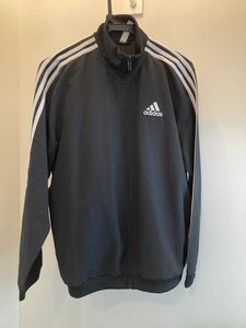 adidas エッセンシャルズ レギュラーフィット 3ストライプス トラックスーツ アディダス