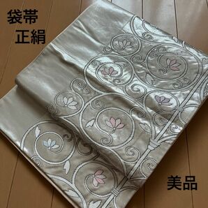 袋帯 正絹 シルバー系 銀糸 唐草 パステルカラーの花 くすみカラー 美品