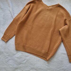 クチューム　 セーター 　ニット　Vネックセーター