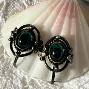 ヴィンテージ ** クラシカルなグリーンビジューのイヤリング vintage earringsの画像1