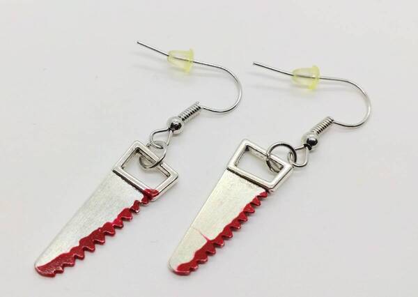 送料無料 のこぎり ピアス 両耳用 ホラー シリアルキラー 殺人鬼 ロック ゴスロリ スマアク