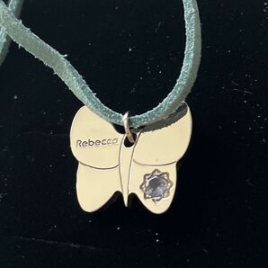Rebecca バタフライ 革紐 ペンダント ネックレス 上品 ギフト