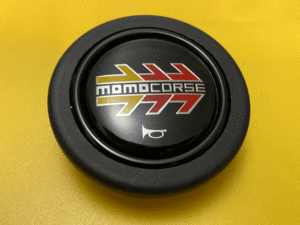 《正規輸入品》【新品・未使用】MOMO CORSE BLACK 絶版品ホーンボタン メーカー生産終了 新品は希少の為入手困難です。ラリー　 　