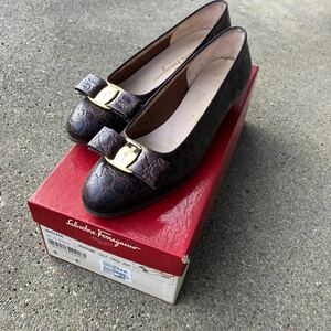 Salvatore Ferragamo サルヴァトーレフェラガモ Vara ヴァラ パンプス ヒール CALF CROC クロコ型押し カーフレザー ブラウン 箱付