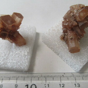 霰石(Aragonite)偽六角形双晶クラスター プラスティックフォーム台紙付き 2個 約33g モロッコの画像4