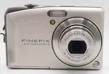 【B02-192】 富士フィルム FUJIFILM FinePix F60fb シルバー ファインピクス コンパクト デジタルカメラ 充電器付き 通電OK_画像2