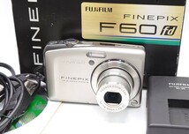 【B02-192】 富士フィルム FUJIFILM FinePix F60fb シルバー ファインピクス コンパクト デジタルカメラ 充電器付き 通電OK_画像1